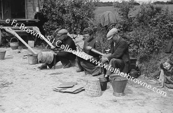 PATRICK DONOHUE & FAMILY TINKERS AT TREE